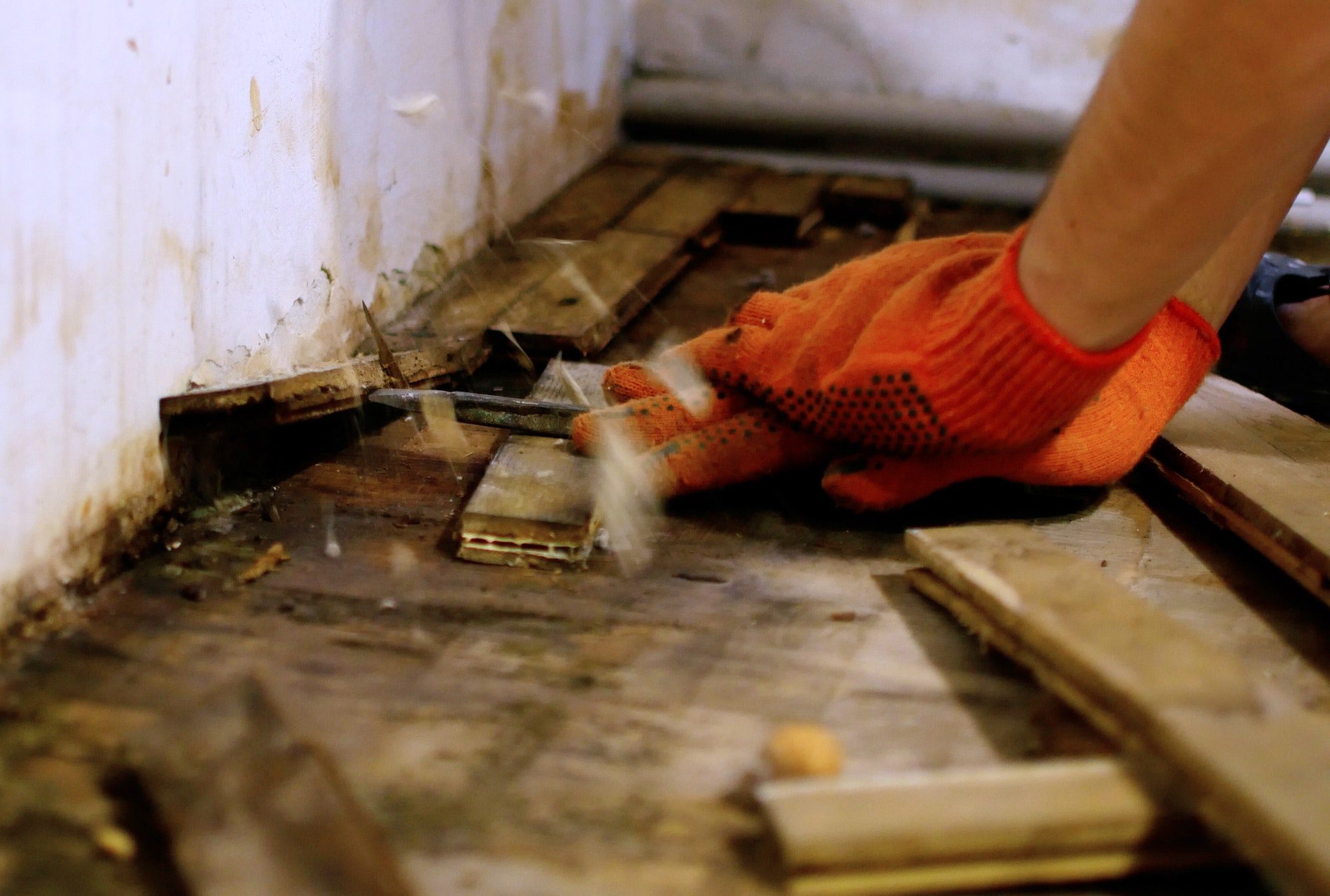 Manual dismantling of old wooden parquet